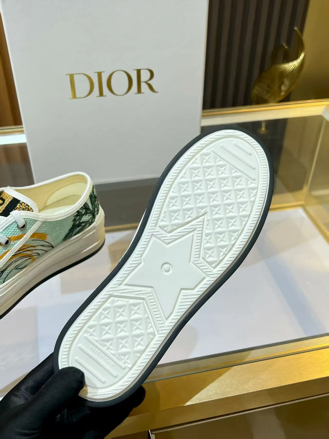Factory direct sales p520🐘🐘Women's shoes Women's clothing 2025 Walk'n'Dior embroidered mid-top casual shoes are new. On the fashion stage, Dior embroidered shoes are the well-deserved protagonist. Delicate stitching is used on the upper, every stitch is devoted to the craftsman's efforts, and every thread is woven with artistic poetry. From complex floral patterns to smart geometric textures, embroidery is like the magic that gives shoes life, allowing them to show dynamic beauty even in static conditions.   Wearing Dior embroidered shoes feels like stepping into a dream world full of art. It is not only a pair of shoes, but also a walking piece of art that perfectly integrates fashion and culture. Whether you are strolling on the bustling city streets or attending important social occasions, Dior embroidered shoes can add unique charm to your style and become the focus of everyone's attention.   Choosing Dior embroidered shoes means choosing a persistent pursuit of quality and a unique understanding of fashion. Let it accompany you through every wonderful moment and leave your own fashion mark.  Material: Sheepskin lining, feet, silk cowhide, size 35-41, heel height 5cm
